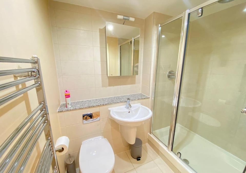 Shower, Toilet, Bathroom, towels