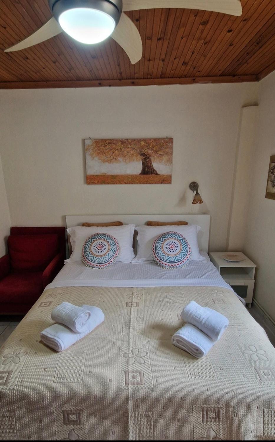 Bed, Photo of the whole room, Bedroom, towels