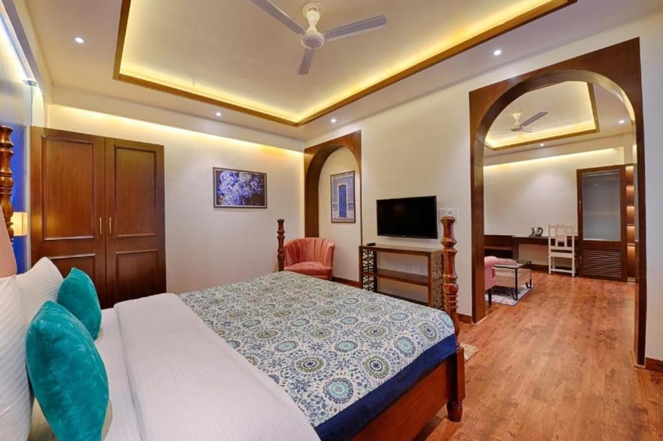 Bed, TV and multimedia, Photo of the whole room, Seating area, Bedroom
