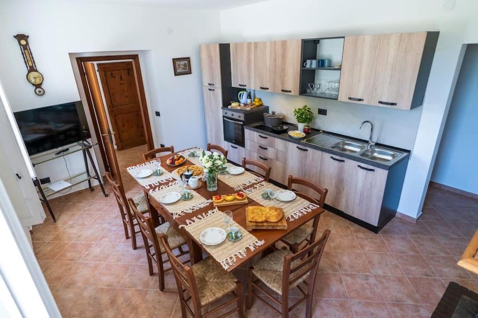 Kitchen or kitchenette, Living room, Seating area, Dining area, oven