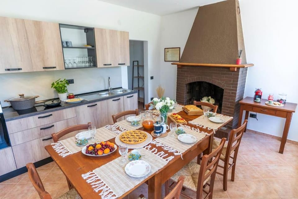 Kitchen or kitchenette, Dining area, stove