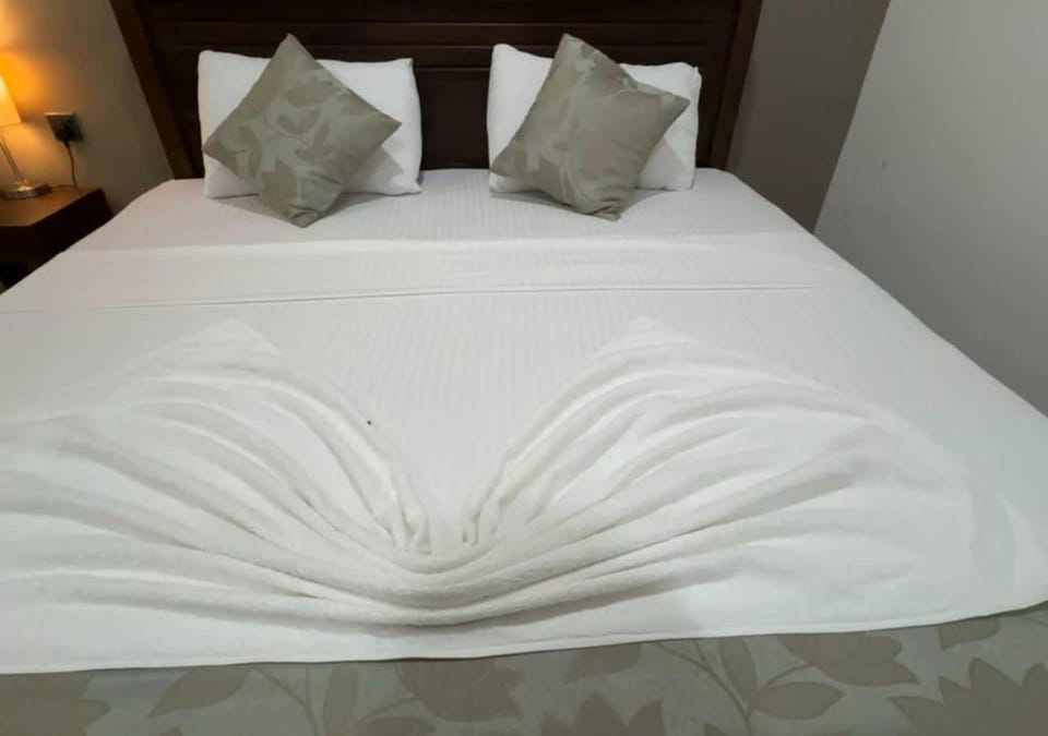 Bed, Bedroom, towels