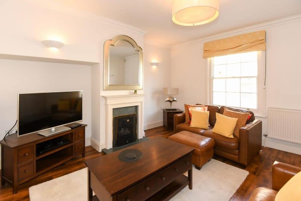 Spacious Townhouse Private Parking Central Wells House in Mendip District