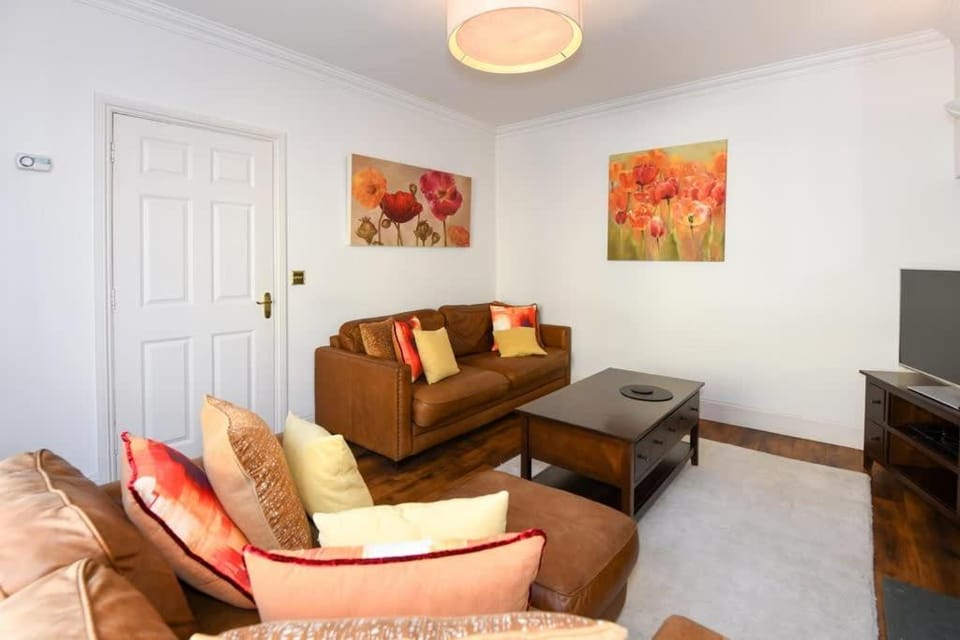 Spacious Townhouse Private Parking Central Wells House in Mendip District