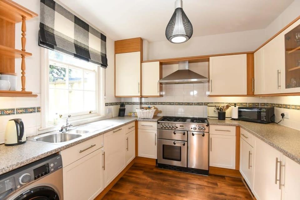 Spacious Townhouse Private Parking Central Wells House in Mendip District