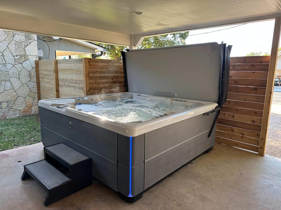 Bell Haus - Jacuzzi Tub Fire Pit Walk to Main St House in Fredericksburg