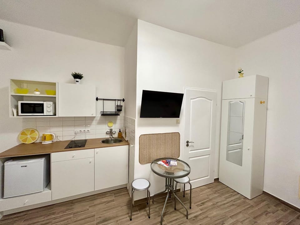 TV and multimedia, Dining area, stove
