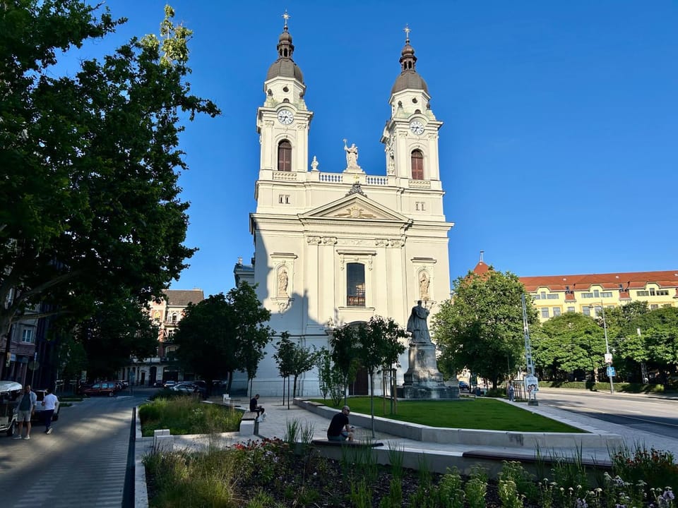 Nearby landmark, Location