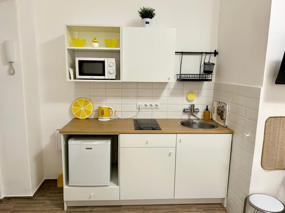 Coffee/tea facilities, Kitchen or kitchenette, stove