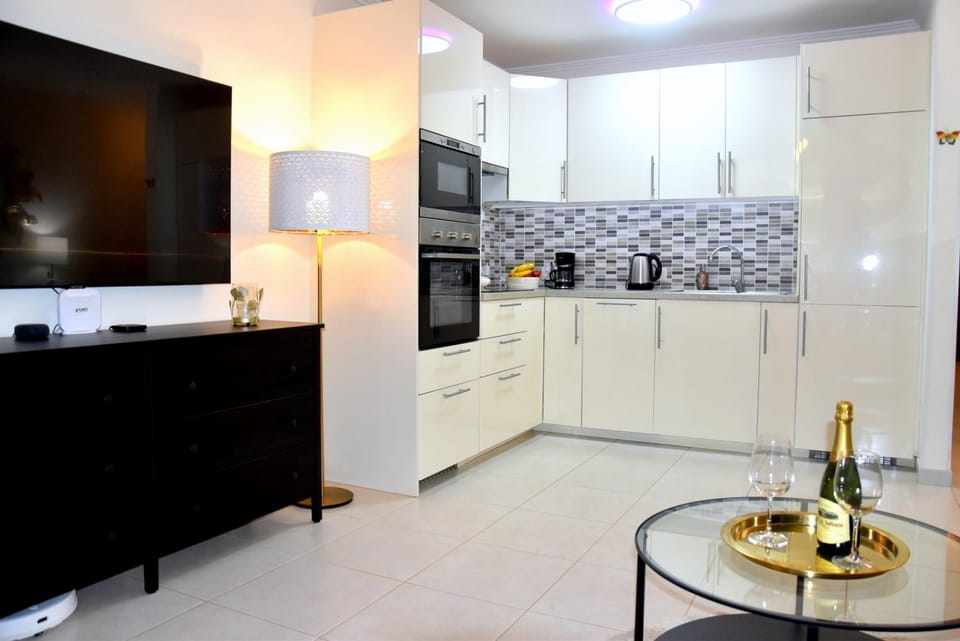 Communal lounge/ TV room, TV and multimedia, Kitchen or kitchenette, Dining area, dishwasher, oven, stove