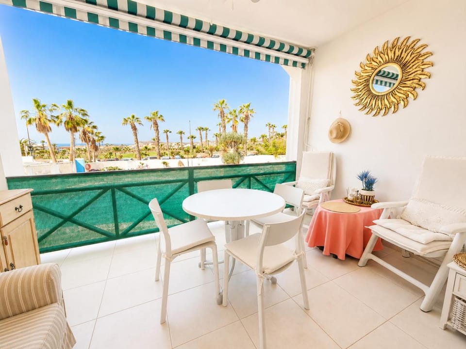 Balcony/Terrace, Dining area, Landmark view, Pool view, Sea view, sunbed