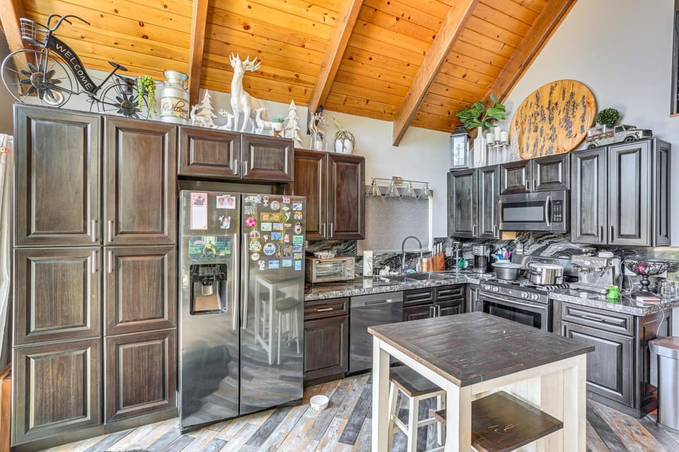 Lake Arrowhead Cabin w/ Hot Tub & Mountain Views! Cabin in Lake Arrowhead