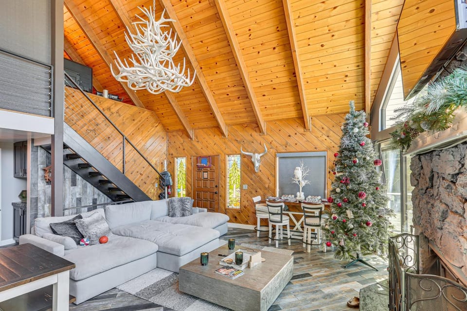 Lake Arrowhead Cabin w/ Hot Tub & Mountain Views! Cabin in Lake Arrowhead