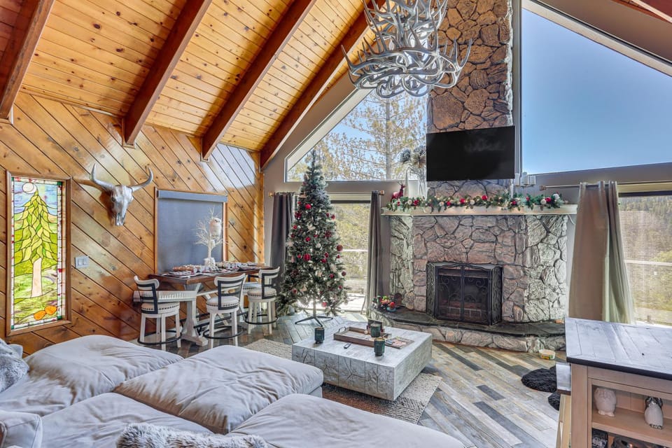 Lake Arrowhead Cabin w/ Hot Tub & Mountain Views! Cabin in Lake Arrowhead