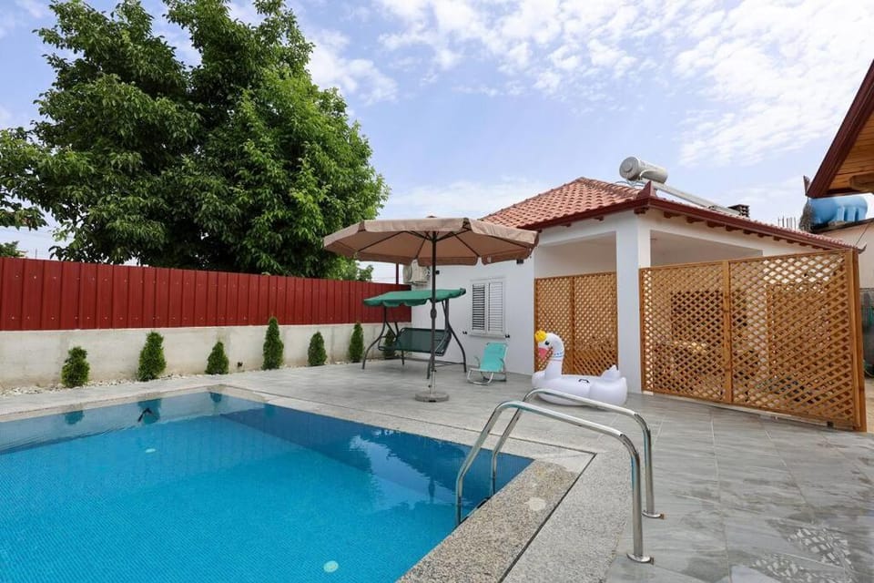 Property building, Patio, Day, Pool view, Swimming pool, sunbed