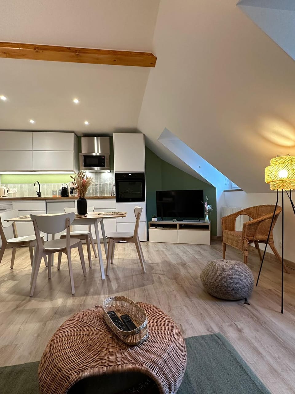 TV and multimedia, Kitchen or kitchenette, Living room, Dining area, pet friendly, stove