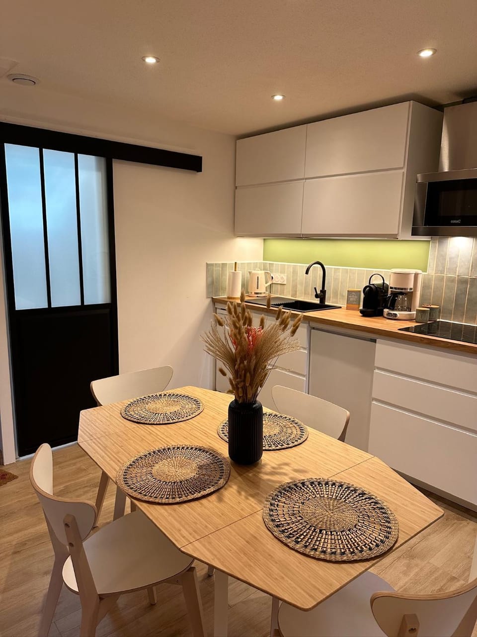 Coffee/tea facilities, Kitchen or kitchenette, Dining area, pet friendly, stove, toaster