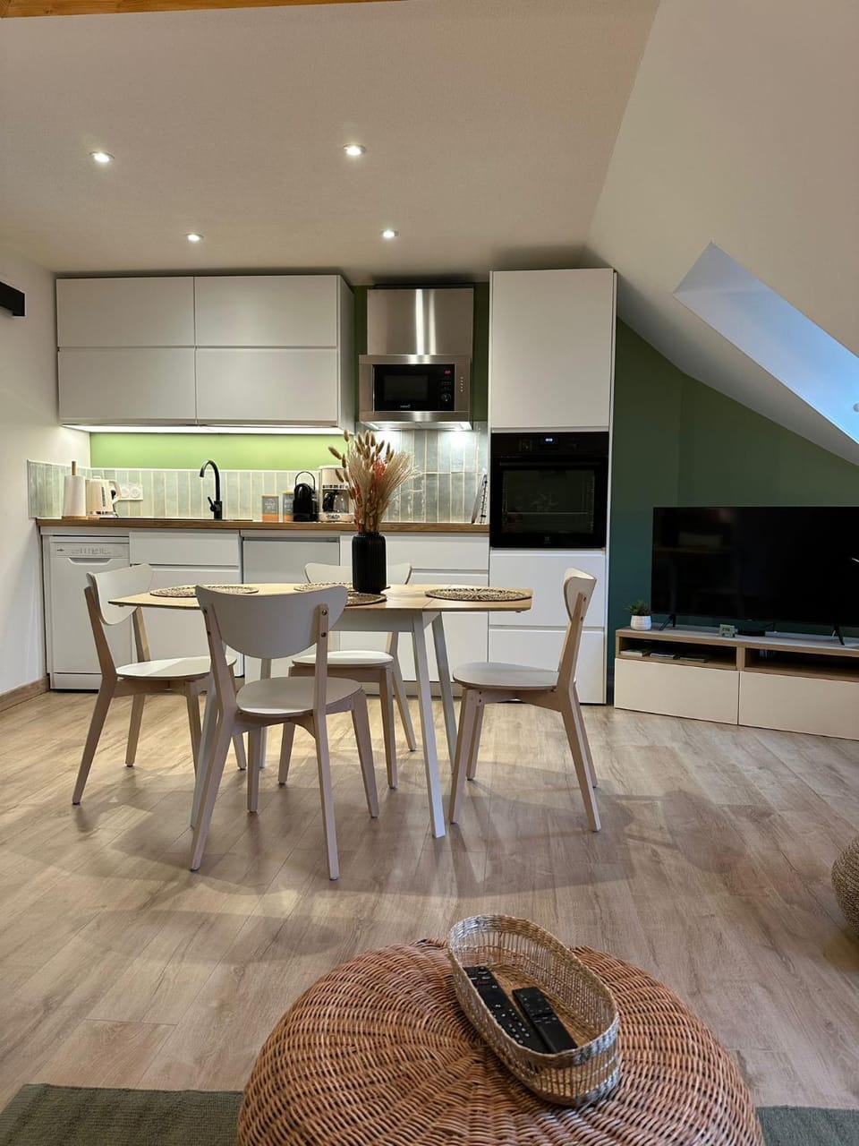 TV and multimedia, Kitchen or kitchenette, Dining area, dishwasher, oven, pet friendly, stove, toaster
