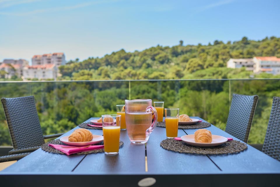Day, Natural landscape, Dining area