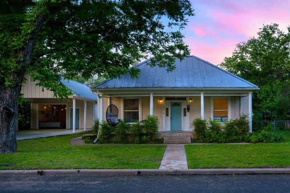 Bluebird Haus - Game Room & Hot Tub House in Fredericksburg