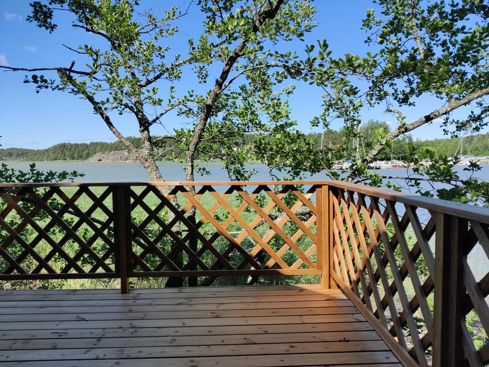 Naantalissa idyllinen, pieni merenrantamökki Chalet in Finland