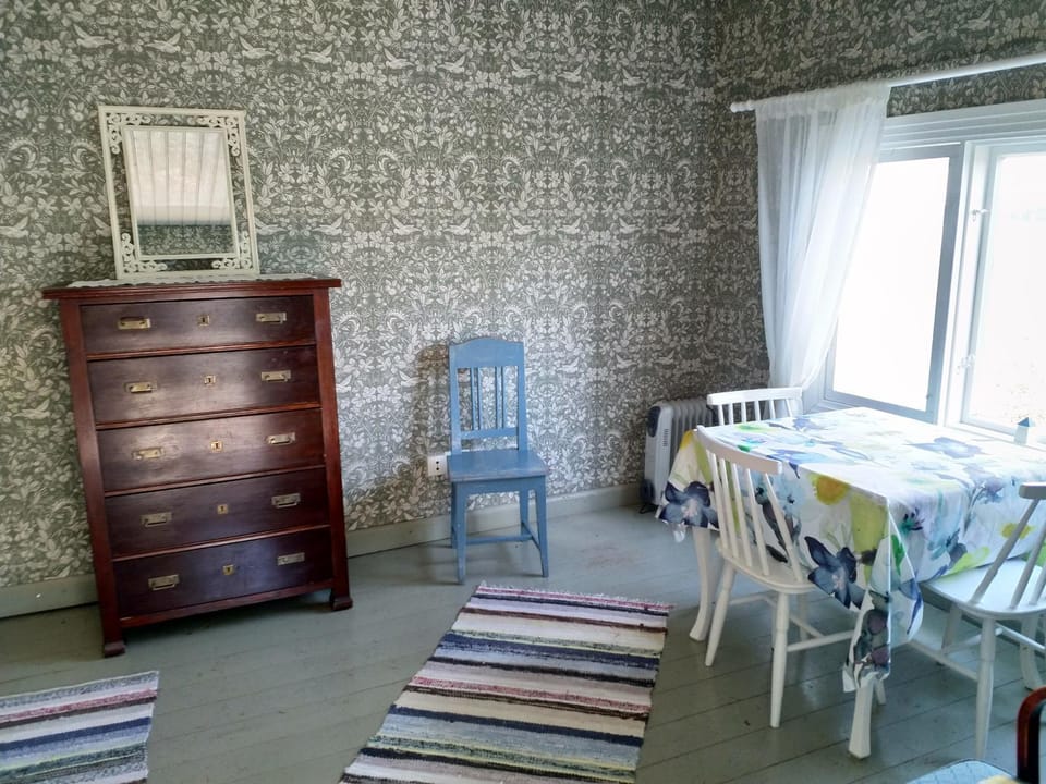 Naantalissa idyllinen, pieni merenrantamökki Chalet in Finland