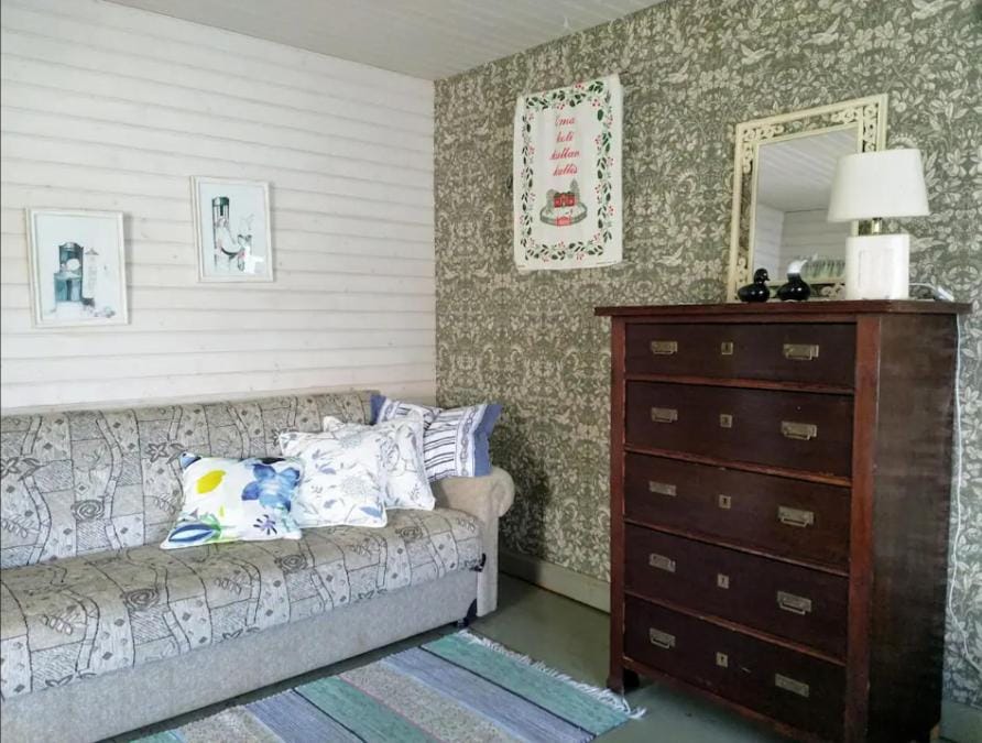 Naantalissa idyllinen, pieni merenrantamökki Chalet in Finland