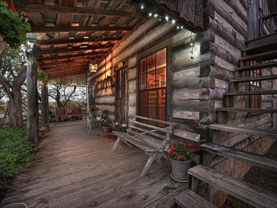 Das Eck Haus - Cozy Cabin Getaway Cabin in Fredericksburg