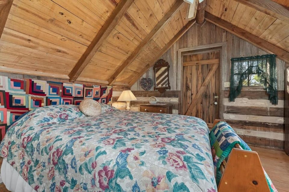 Das Eck Haus - Cozy Cabin Getaway Cabin in Fredericksburg