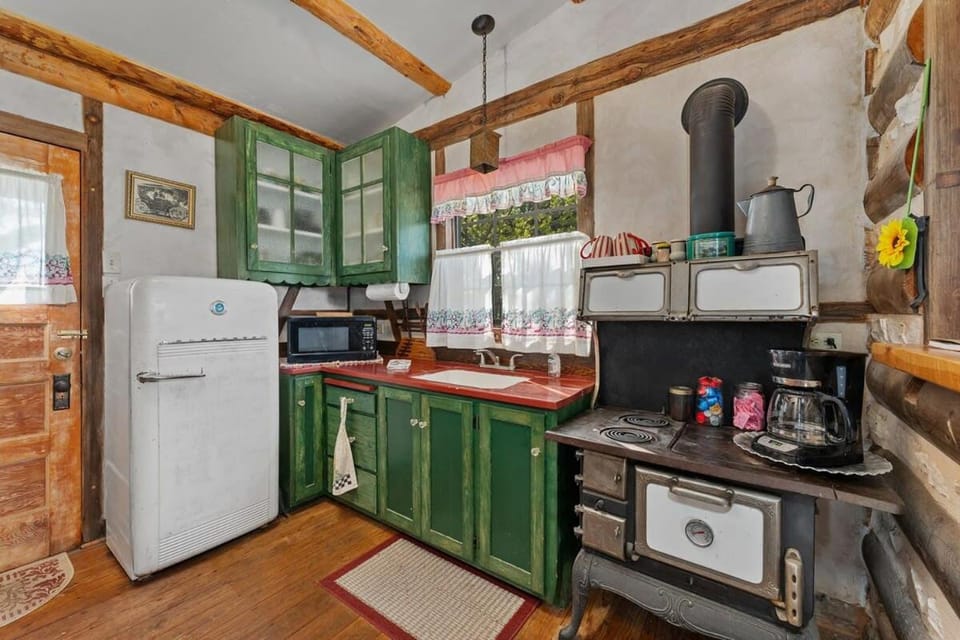 Das Eck Haus - Cozy Cabin Getaway Cabin in Fredericksburg