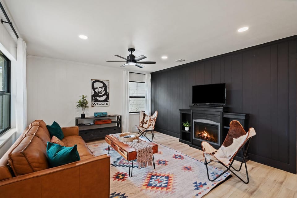 Das Green Dor - Sleeps 9 Hot Tub & Fire Pit House in Fredericksburg