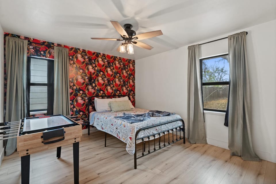 Das Green Dor - Sleeps 9 Hot Tub & Fire Pit House in Fredericksburg
