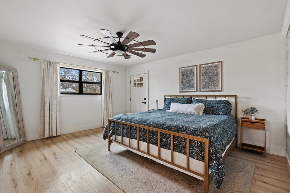 Das Green Dor - Sleeps 9 Hot Tub & Fire Pit House in Fredericksburg