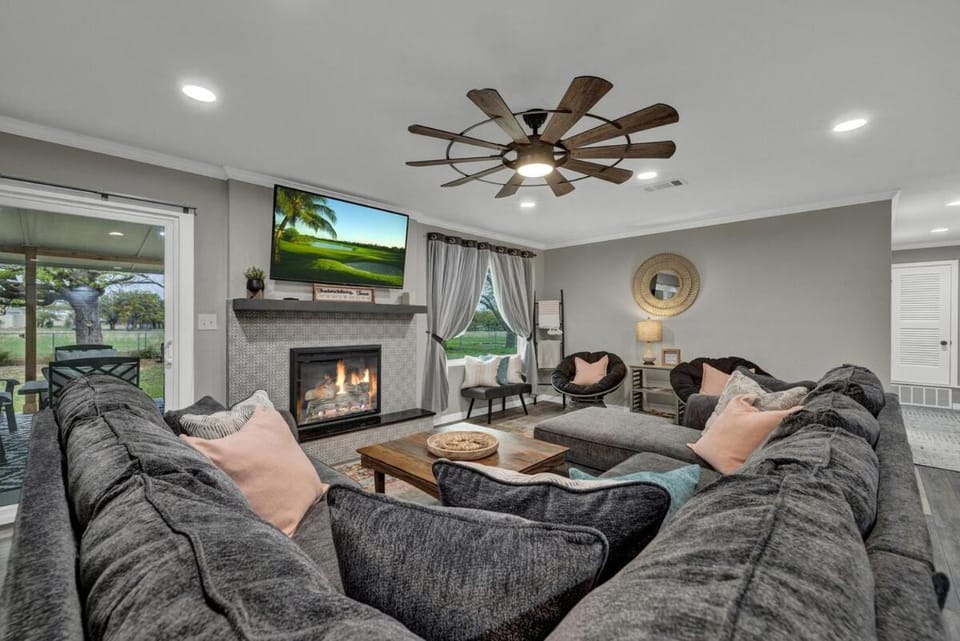 David Earl's Shack - Hot Tub Fire Pit & Sleeps 8 House in Fredericksburg