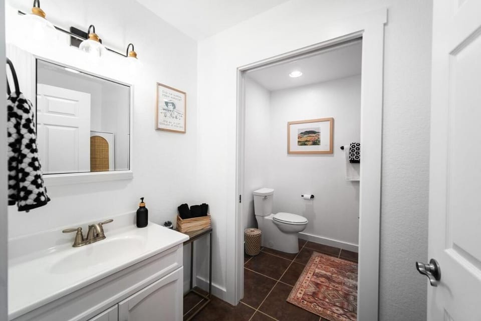 Howdy Haus - Pool Hot Tub Game Room & Glam Room House in Fredericksburg