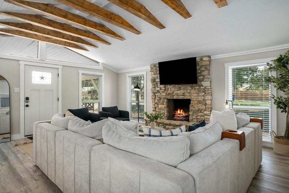 Hummingbird Haus - Sleeps 12 Cowboy Pool Firepit House in Fredericksburg