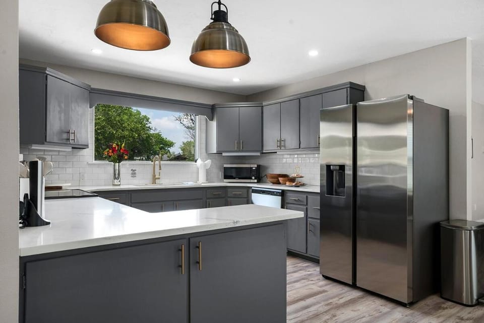 Hummingbird Haus - Sleeps 12 Cowboy Pool Firepit House in Fredericksburg