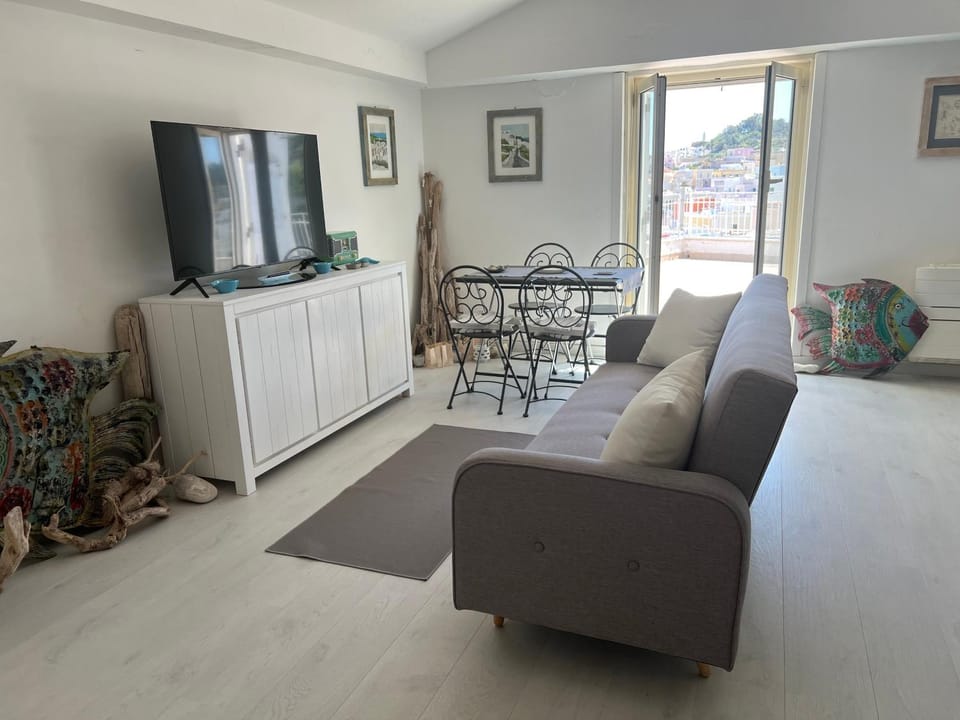 TV and multimedia, Kitchen or kitchenette, Living room, Seating area, Dining area