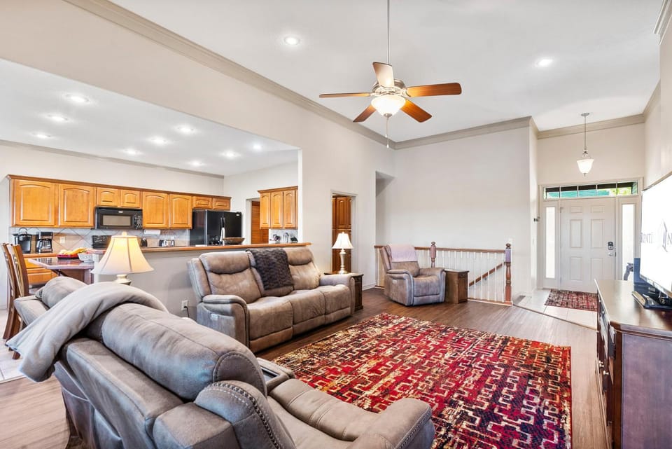 Newly Renovated, Free SDC tickets, Gated Community, Hot Tub, Air Hockey, Foosball, Board Games! House in Table Rock Lake