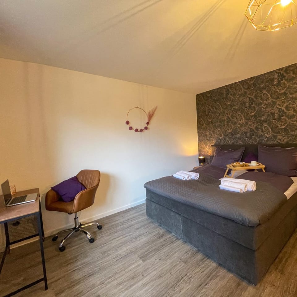 Bed, Photo of the whole room, Seating area, Bedroom