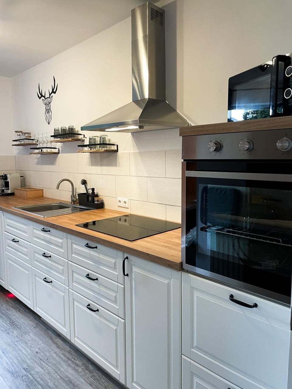 Kitchen or kitchenette, Communal kitchen, microwave, oven, stove, stove, kitchen, kitchen