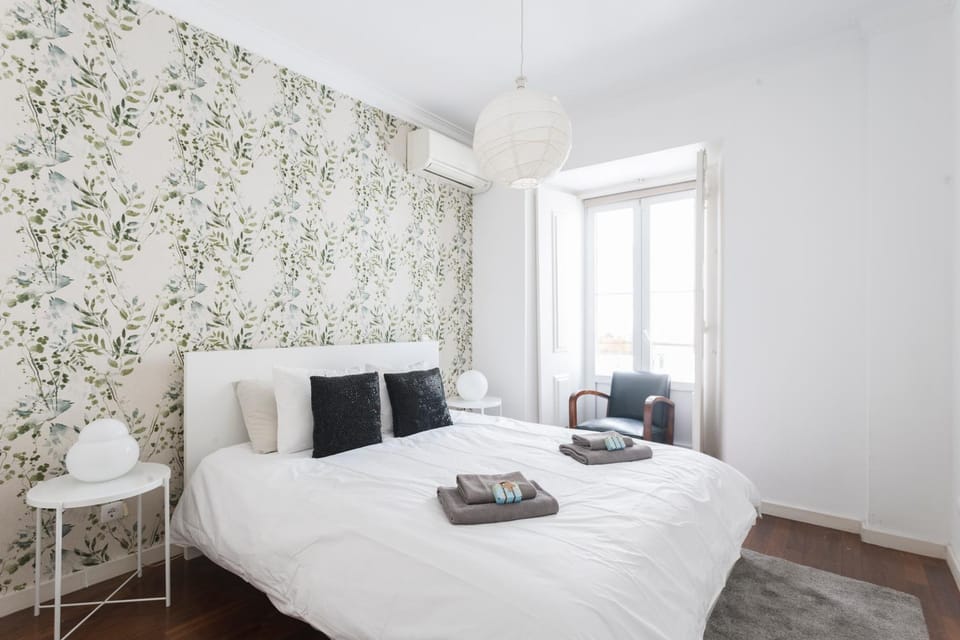 Bed, Bedroom, towels, air conditioner