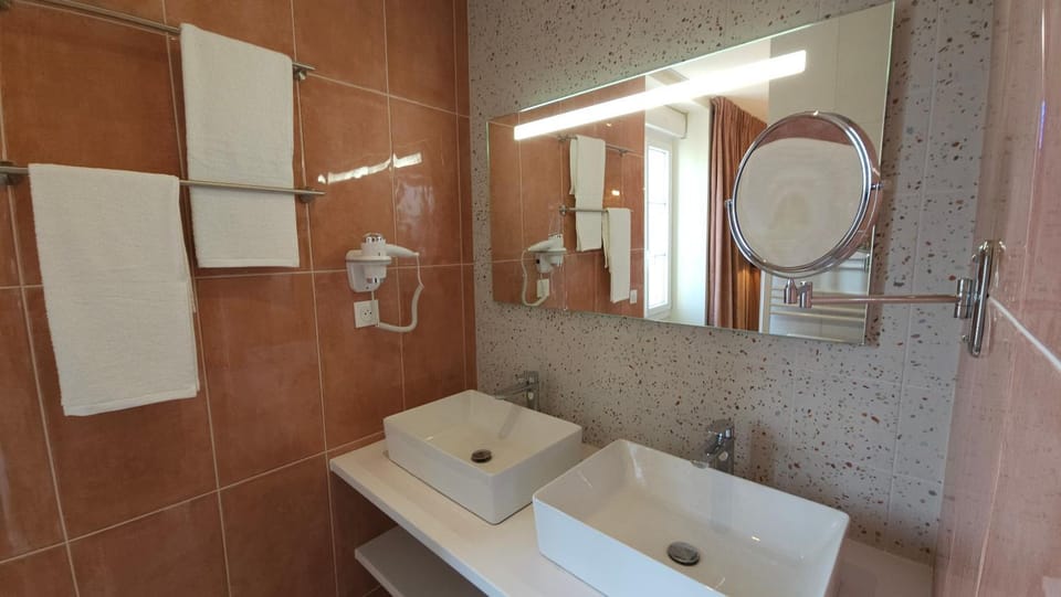 Bathroom, towels