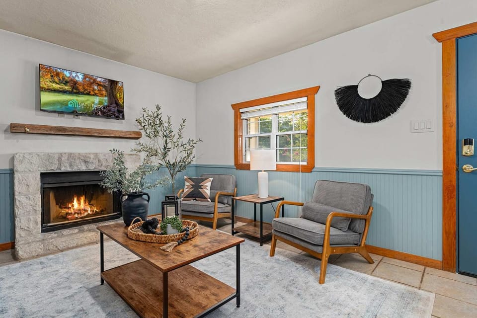 Orange Blossom Hideaway - Hot Tub & Fire Pit House in Fredericksburg