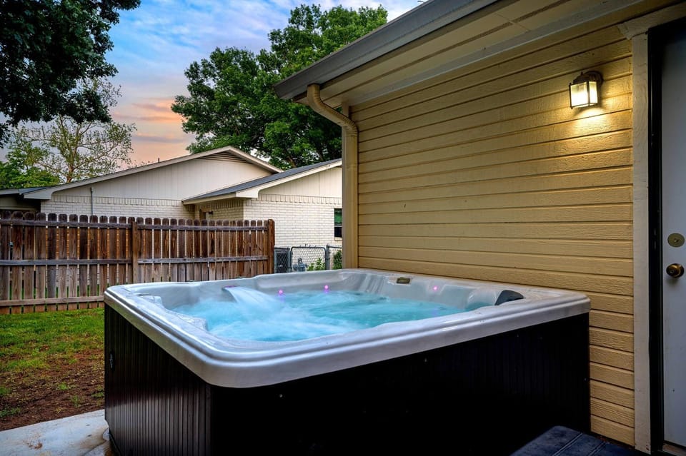 Orange Blossom Hideaway - Hot Tub & Fire Pit House in Fredericksburg