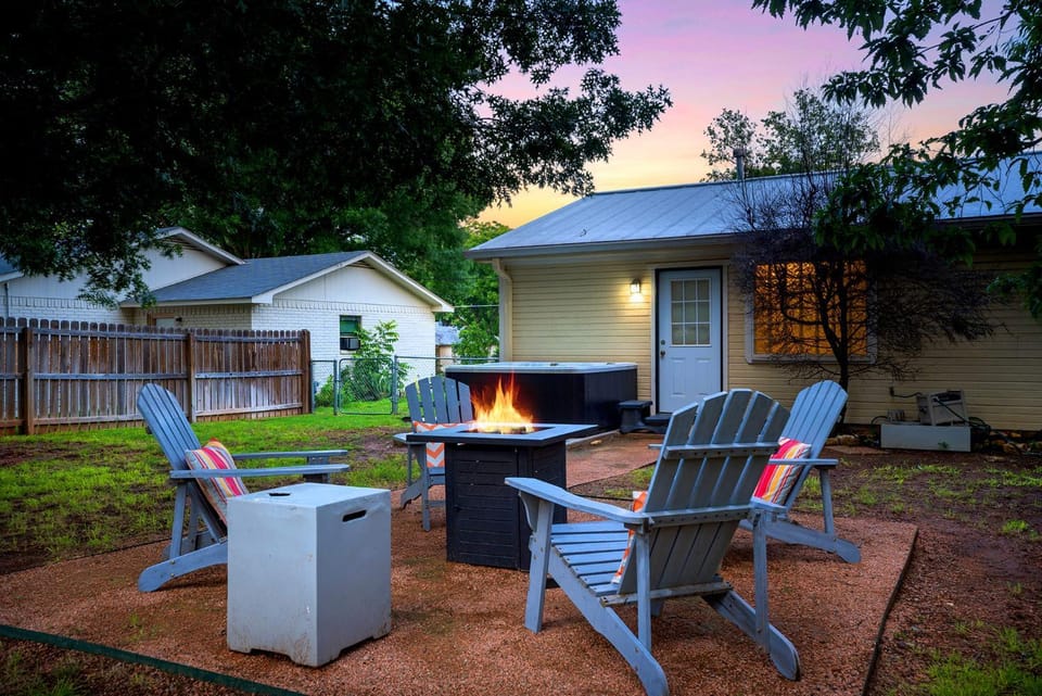Orange Blossom Hideaway - Hot Tub & Fire Pit House in Fredericksburg