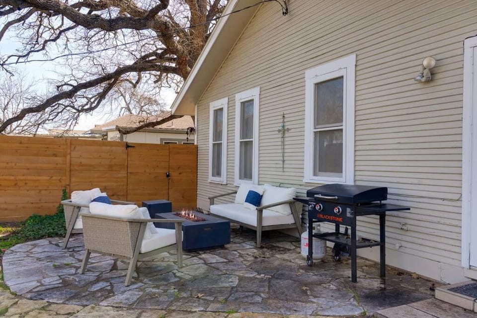 Orchard Grove - Pool Fire Pit & Walk to Main St House in Fredericksburg