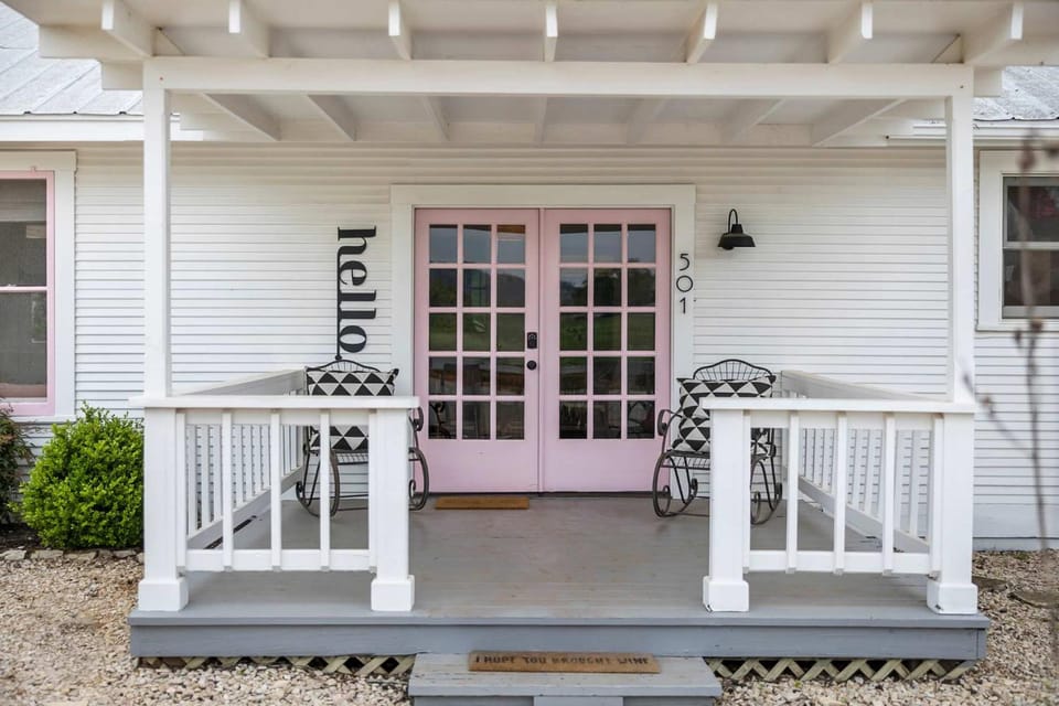 Pink Duchess - Mins to Main Hot Tub & Fire Pit House in Fredericksburg
