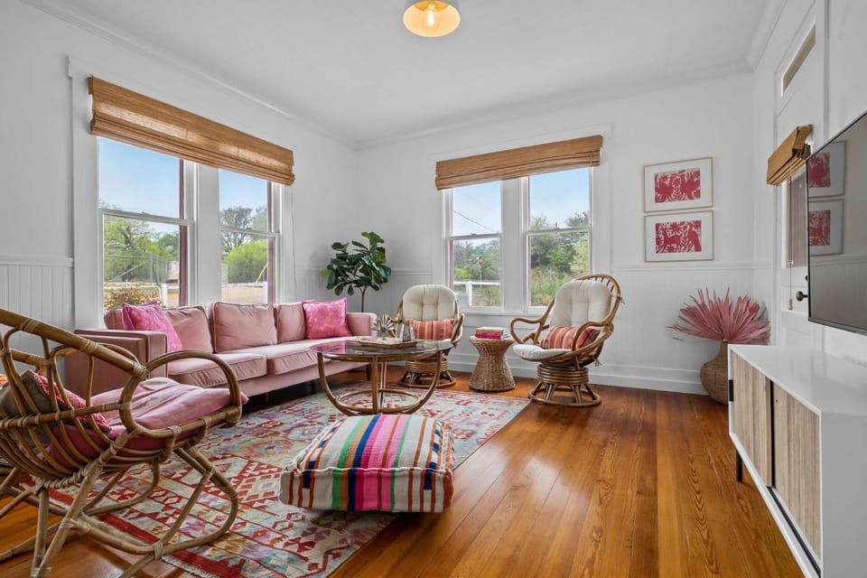 Pink Duchess - Mins to Main Hot Tub & Fire Pit House in Fredericksburg