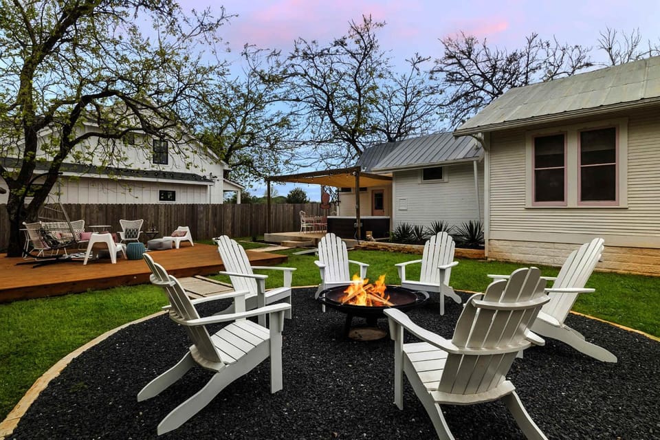 Pink Duchess - Mins to Main Hot Tub & Fire Pit House in Fredericksburg